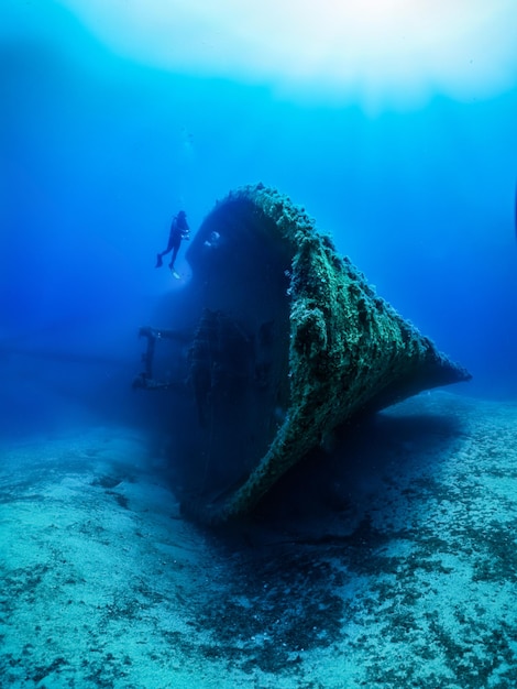 海で沈没した船のスキューバダイバー