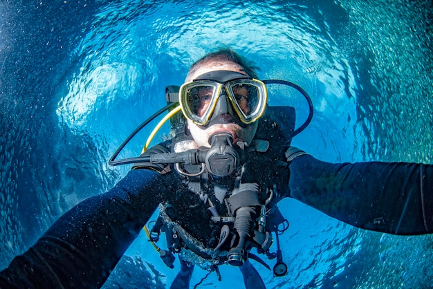 Photo scuba diver underwater selfie portrait in the ocean