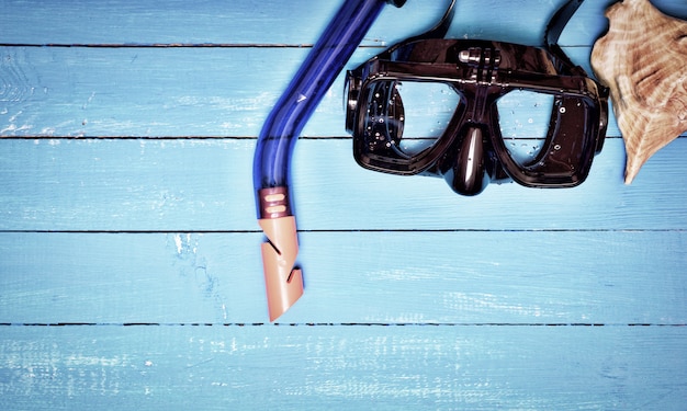 Фото Подводное маска и трубка на синем фоне деревянные