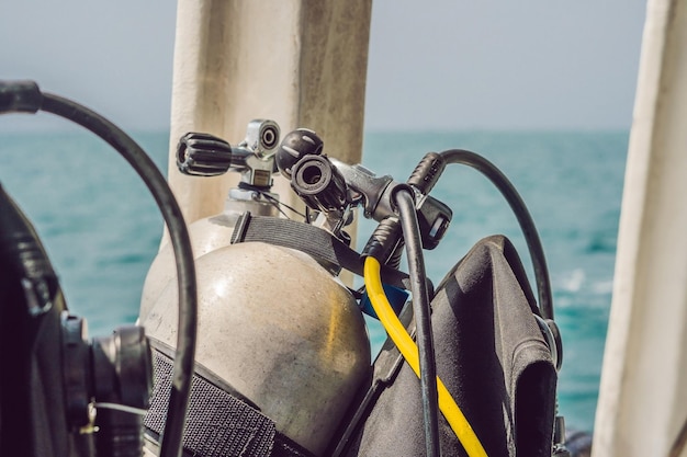 Scuba persluchttank op boot. Klaar om te duiken