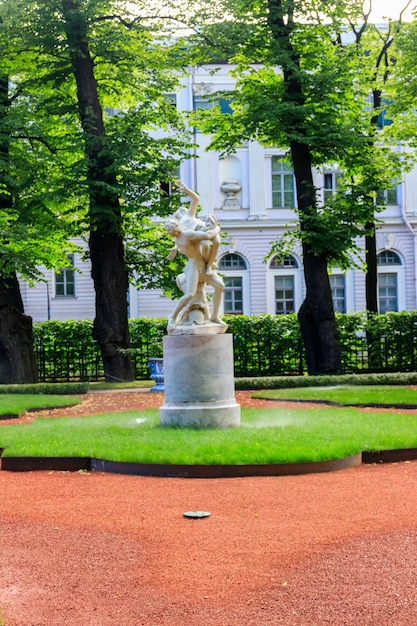 조각 구성 러시아 상트페테르부르크의 여름 정원에서 사비니 여인의 납치