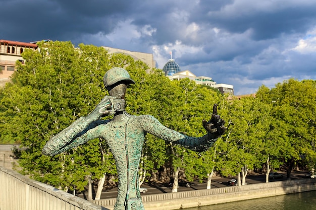 Composizioni scultoree giovani a tbilisi. fotografo di scultura.