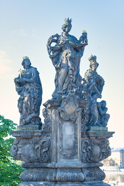 Sculpturale groep beeltenis van Sint-Barbara Sint-Margaret en Sint-Elisabeth van Hongarije door Ferdinand Brokoff op de Carlo-brug in Praag