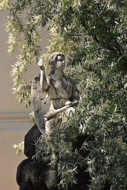 Скульптура ангела во дворе Новодевичьего монастыря в Москве