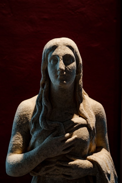 Foto scultura dell'antichità sotto forma di una statua di una donna.