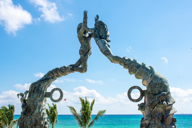 Foto scultura sulla spiaggia contro il cielo