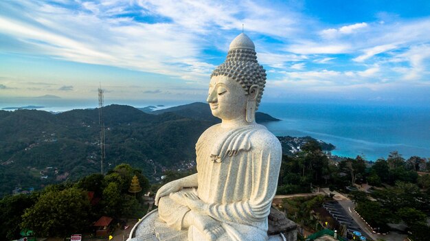 Foto scultura della statua di buddha