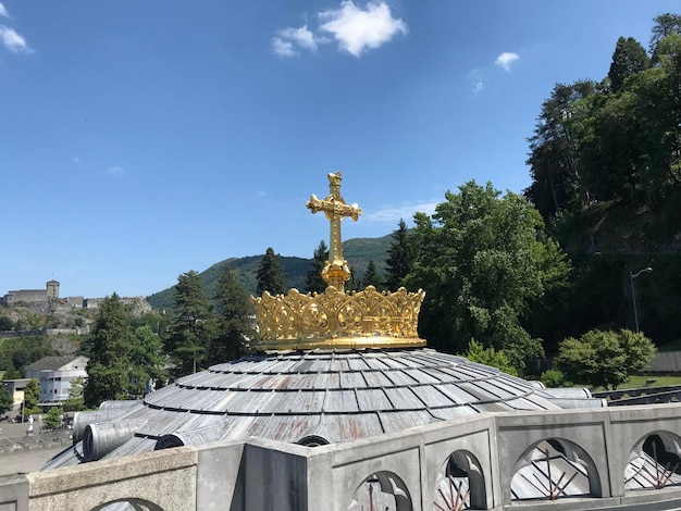 空に照らされた建物の刻