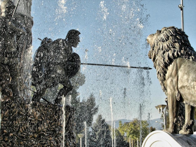 Foto scultura da fontana d'acqua contro il cielo