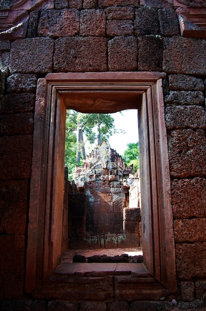 Photo sculpture carving ancient ruins antique building prasat banteay srei or banteay srey temple of angkor wat for cambodian people travelers travel visit respect pray at angkor thom in siem reap cambodia