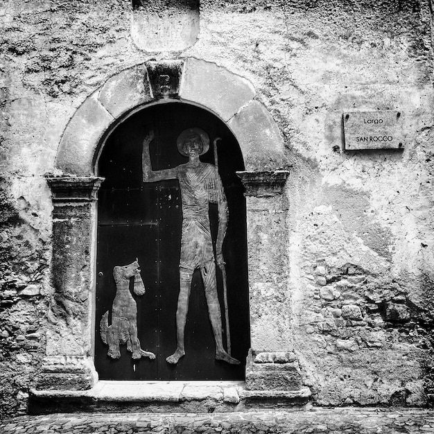 Foto scultura della porta della chiesa