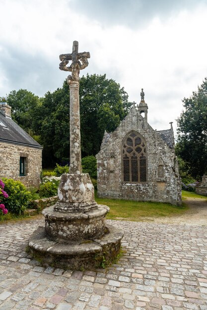 Scultura accanto alla chiesa del borgo medievale di locronan finistere