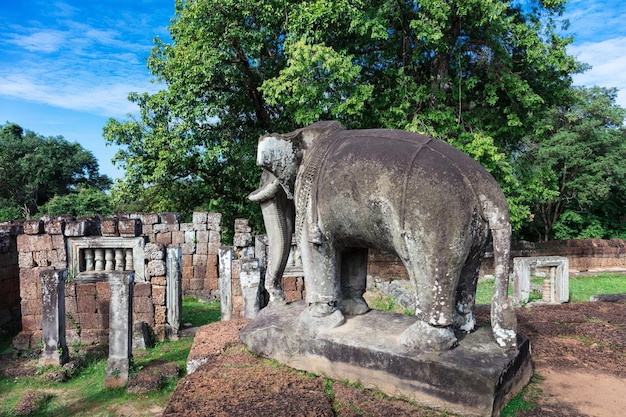 Foto scultura di un elefante e rovine