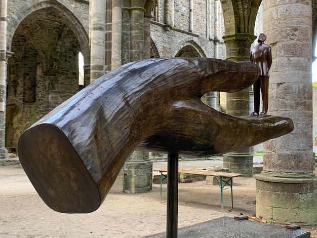 Скульптура от художника Жана-Мишеля Фолона в аббатстве Виллер-Ла-Виль, Бельгия.