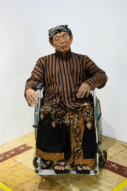 Photo a sculpture of the late 4th president of indonesia aburrahman wahid gusdur in the corner of sono budoyo museum of yogyakarta 15 may 2023