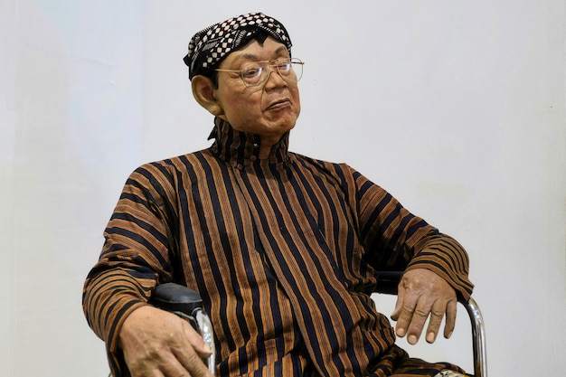 Photo a sculpture of the late 4th president of indonesia aburrahman wahid gusdur in the corner of sono budoyo museum of yogyakarta 15 may 2023