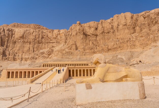 Scultura presso il tempio funerario di hatshepsut a luxor, egitto