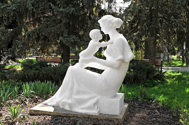 産科病院近くの公園で子供を持つ母親の彫刻