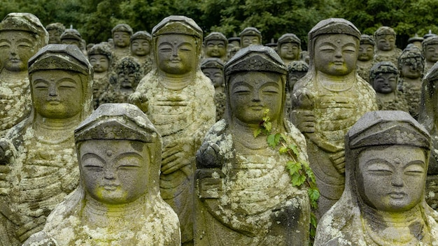 写真 古い仏像の刻