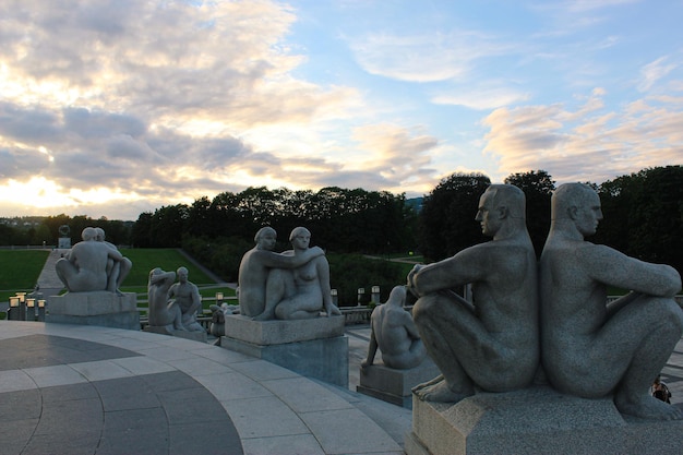 Парк скульптур в парке Фрогнера Красивый городской парк в Осло Норвегия Европа
