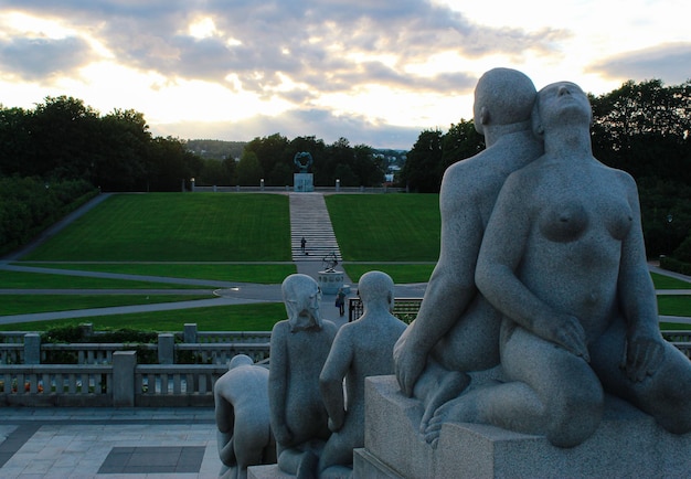 Фото Парк скульптур в парке фрогнера красивый городской парк в осло норвегия европа