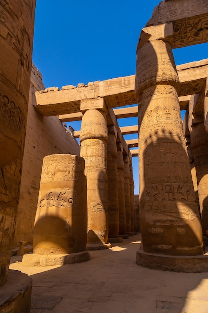 Scultura del faraone all'interno del tempio di karnak il grande santuario di amon