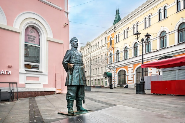 경찰관 Bolshaya Pokrovskaya 거리의 조각 Nizhny Novgorod Kremlin Nizhny Novgorod