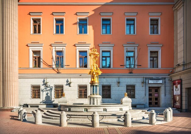 Scultura della principessa turandot al teatro vakhtangov sull'arbat a mosca in una mattina d'estate