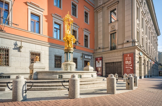 Scultura della principessa turandot al teatro vakhtangov sull'arbat a mosca in una mattina d'estate