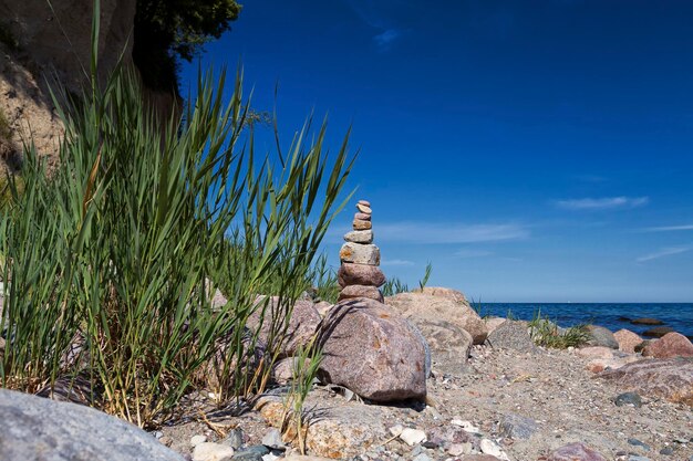 Foto scultura di rocce dal mare contro il cielo