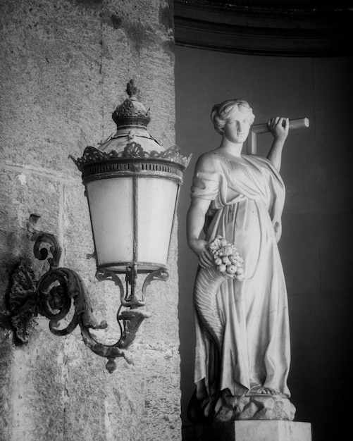 Foto scultura al palazzo reale di napoli, italia