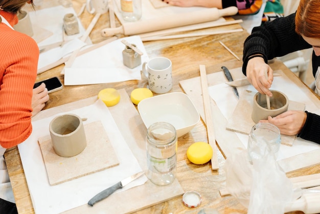 写真 刻 の セッション 女性 たち が 共に 陶器 を 作っ て いる