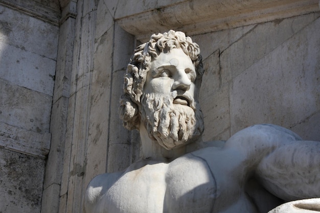 Foto scultura del fiume tevere nel capitolium piallata da michelangelo