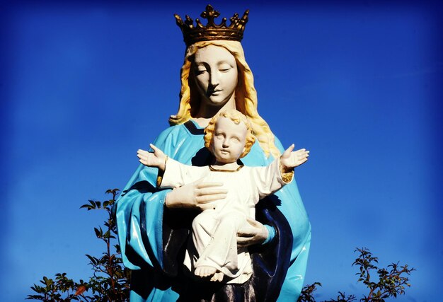 Foto scultura della vergine maria con il bambino gesù