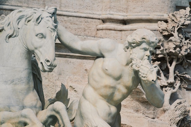 Sculpturen bij de Trevi-fontein