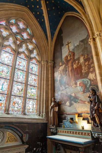 Foto sculpturen in de saint corentin-kathedraal in het middeleeuwse stadje quimper in het departement finisterre. frans bretagne, frankrijk