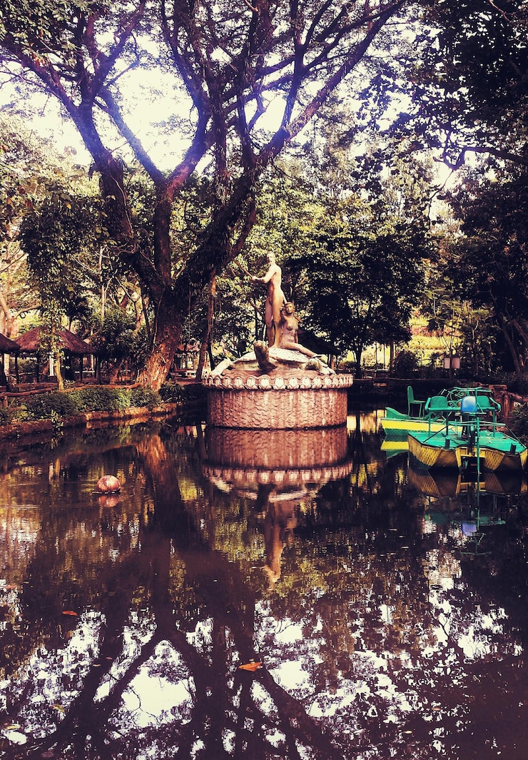 Foto sculpturen in de vijver in het park