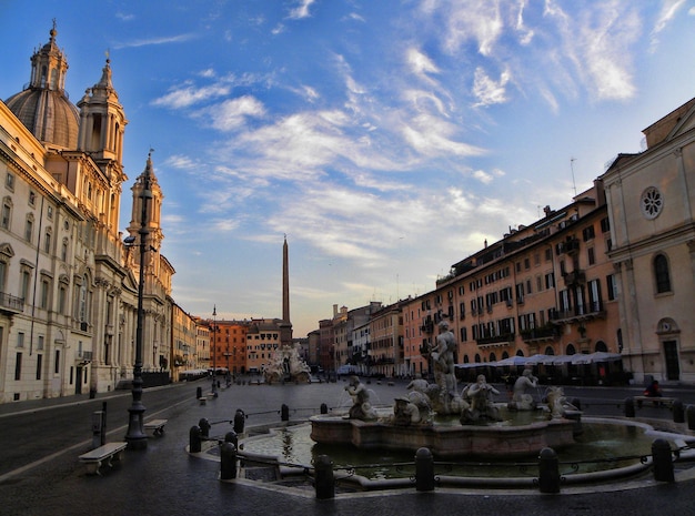 Sculpturen in fontein te midden van gebouwen tegen de lucht op de piazza navona
