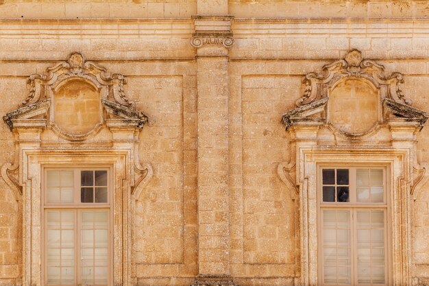 Sculpturen op de gevels van gebouwen en de architectuur van de stad Mdina in Malta S