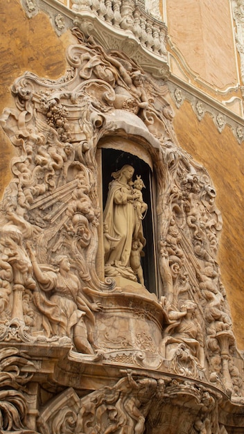 Sculpturen op de muur van een historisch gebouw in de stad Valencia, Spanje