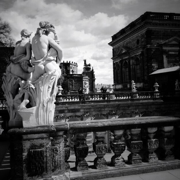 Foto sculpturen van historische gebouwen tegen de lucht