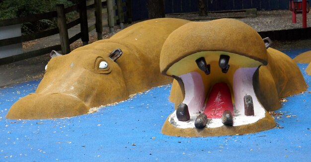 Foto sculpturen van nijlpaarden in het park