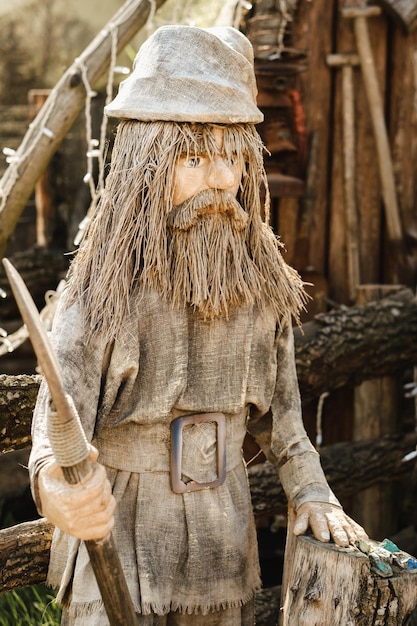 Sculpturen van stripfiguren gemaakt van hout en stof