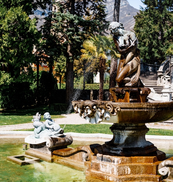 Foto sculture nella fontana nel parco teresio olivelli como italia