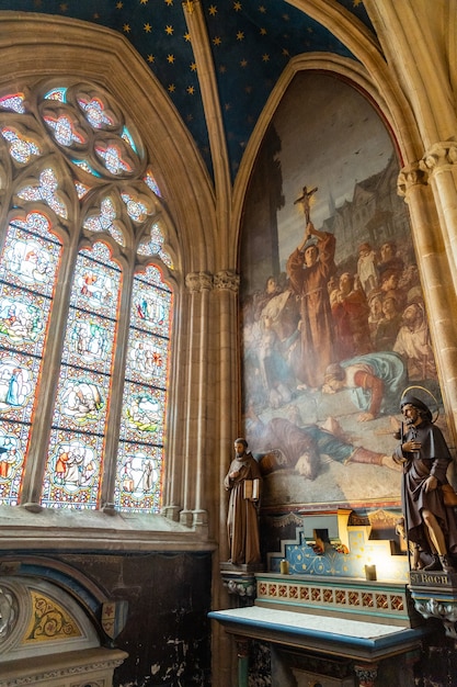 Скульптуры внутри собора Сен-Корентин в средневековом городе Кемпер в департаменте Финистерре. Французская Бретань, Франция