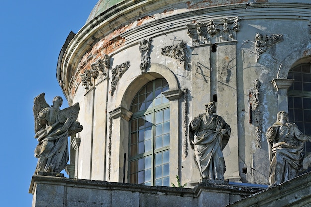 우크라이나 리 비우 지역의 Pidhirtsi 마을에있는 Saint Joseph 's Church의 외관에있는 성도들의 조각