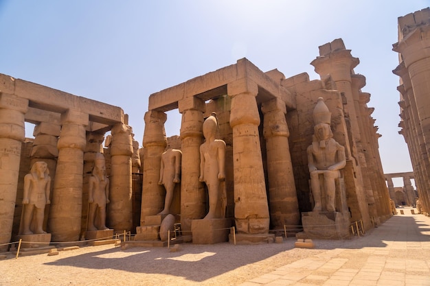 Sculture di faraoni e antichi disegni egizi sulle colonne del tempio di luxor