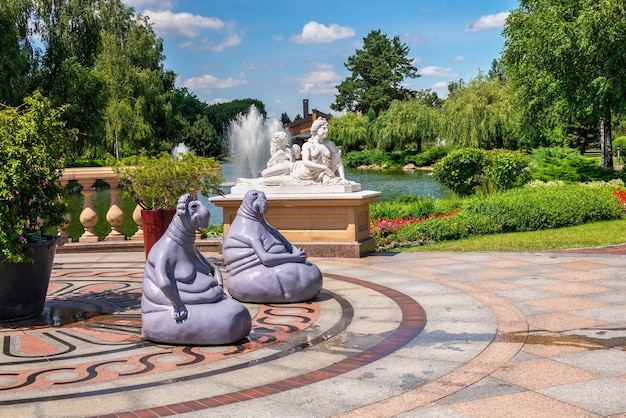 Mezhyhirya Residence, Kyiv, Ukraine, 화창한 여름날에 Honka 집 근처의 공공 공원에있는 조각