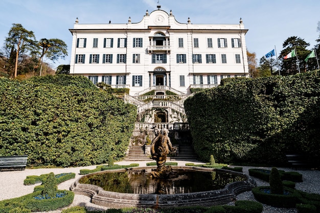 Sculptuur bij de fontein voor de hoofdingang van de villa carlotta comomeer italië