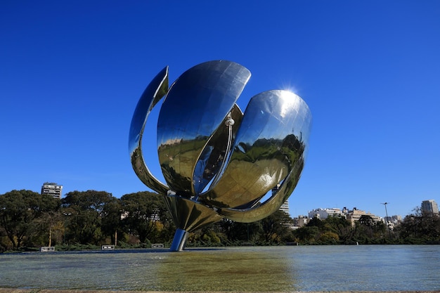 Sculptuur Floralis generica